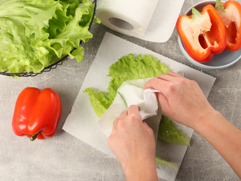 how to keep your food fresh longer- keeping lettuce in paper towel 